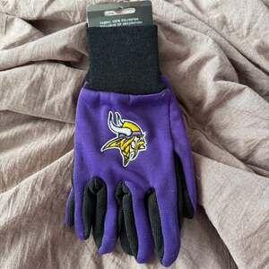 NWT Purple + Black Minnesota Vikings NFL Sport Utility Gloves